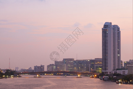 晚上船曼谷沿河的桥梁和建筑105图片