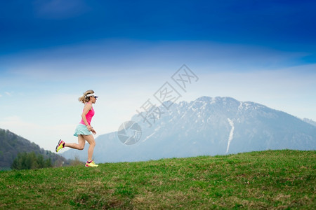 山跑步白色的女孩跑在山上寒冷的快乐背景