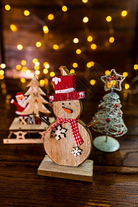 以模糊背景的圣诞装饰品制作的小型木雪人冬天玩具圣诞节图片