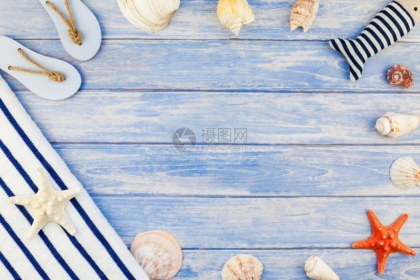 乡村毛巾翻滚贝壳海和星的顶端视图其背景为面糊蓝木板底复制空间以锈风格框架模板文本形式提供空白的海上图片