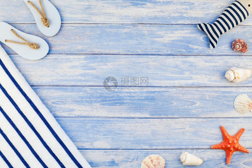 毛巾翻滚贝壳海和星的顶端视图其背景为面糊蓝木板底复制空间以锈风格框架模板文本形式提供女平坦的海上图片