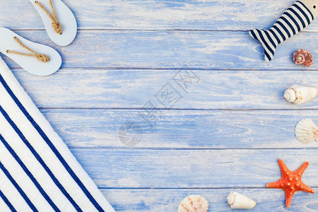 热带风格毛巾毛巾翻滚贝壳海和星的顶端视图其背景为面糊蓝木板底复制空间以锈风格框架模板文本形式提供女平坦的海上背景