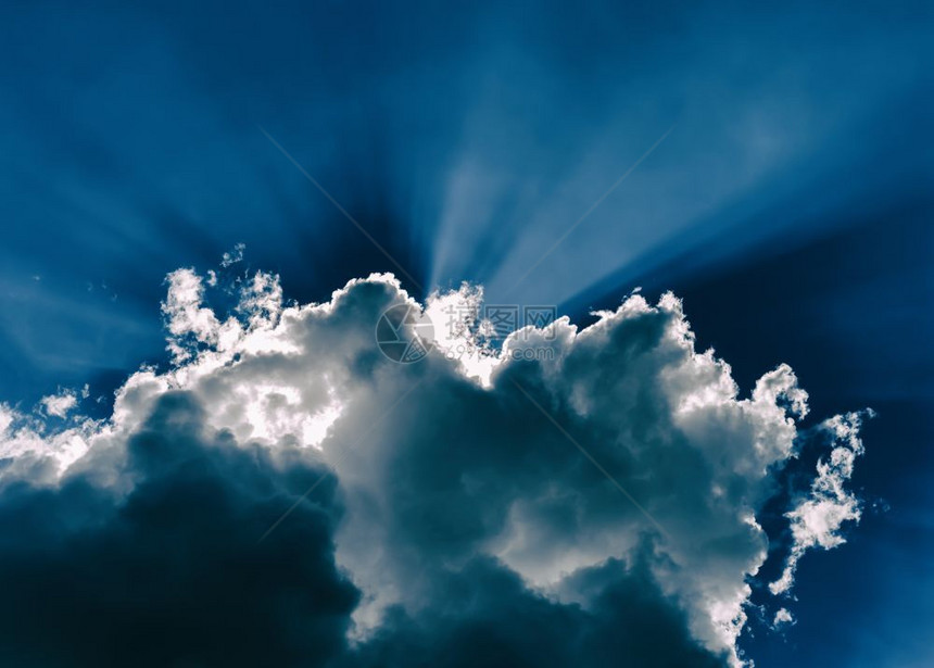 具有光线抽象的水平蓝色戏剧云景具有抽象光线的水平蓝色戏剧云景水平的自然阳光图片