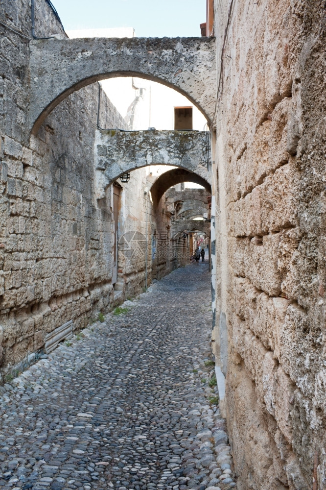 历史岛在希腊罗得斯老城教科文组织世界遗产地点的中世纪科布石小巷有拱形和石面街道图片