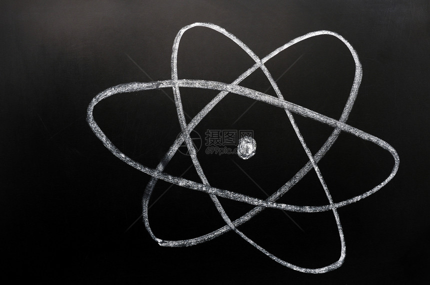象征粉笔复制原子的符号还有核能工厂反应堆研究或铀用黑板上的白粉绘制成图图片