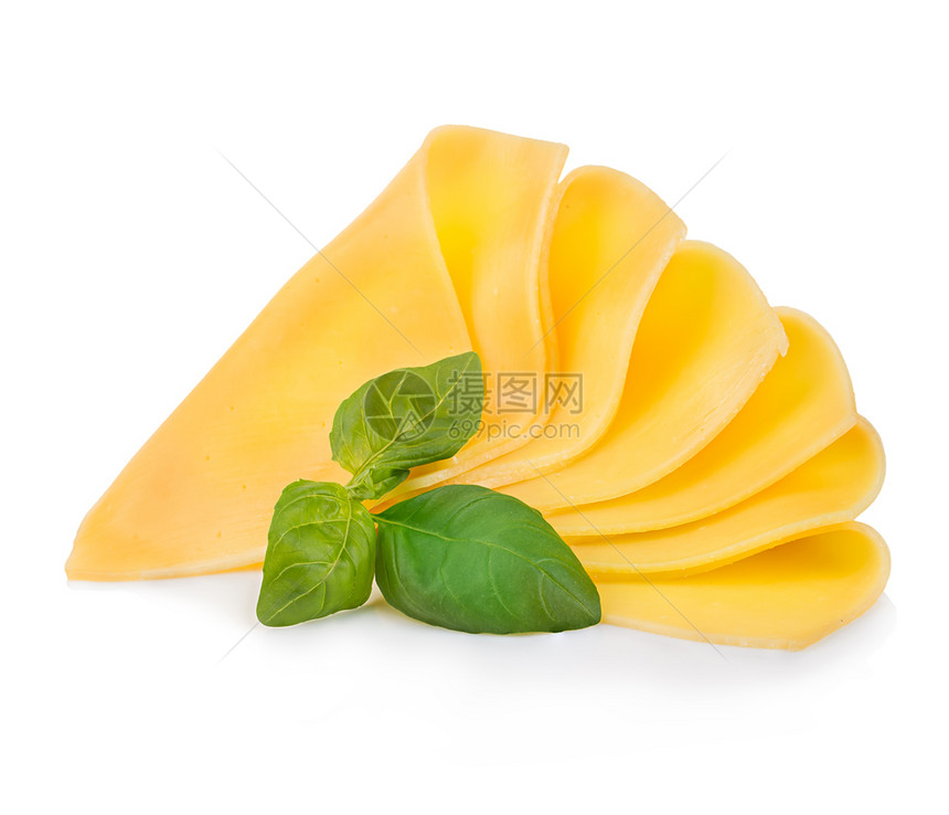 草本植物乳酪切片与新鲜巴锡叶结实白种背景隔离生的烹饪图片