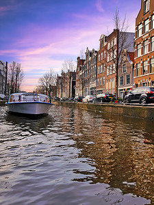 首都水在荷兰通过阿姆斯特丹运河进行巡查历史图片