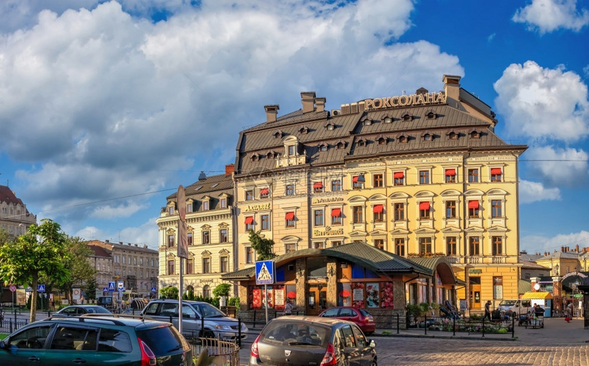 乌克兰利沃夫Lviv0721街乌克兰老城利沃夫在一个阳光明媚的夏天日上乌克兰利沃夫老城假期镇路面图片