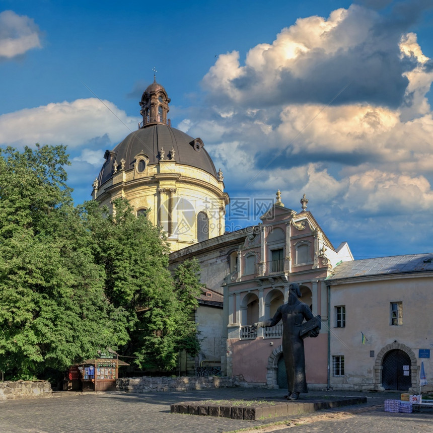 伦贝格路面乌克兰利沃夫Lviv0721街乌克兰老城利沃夫在一个阳光明媚的夏天日上乌克兰利沃夫老城图片