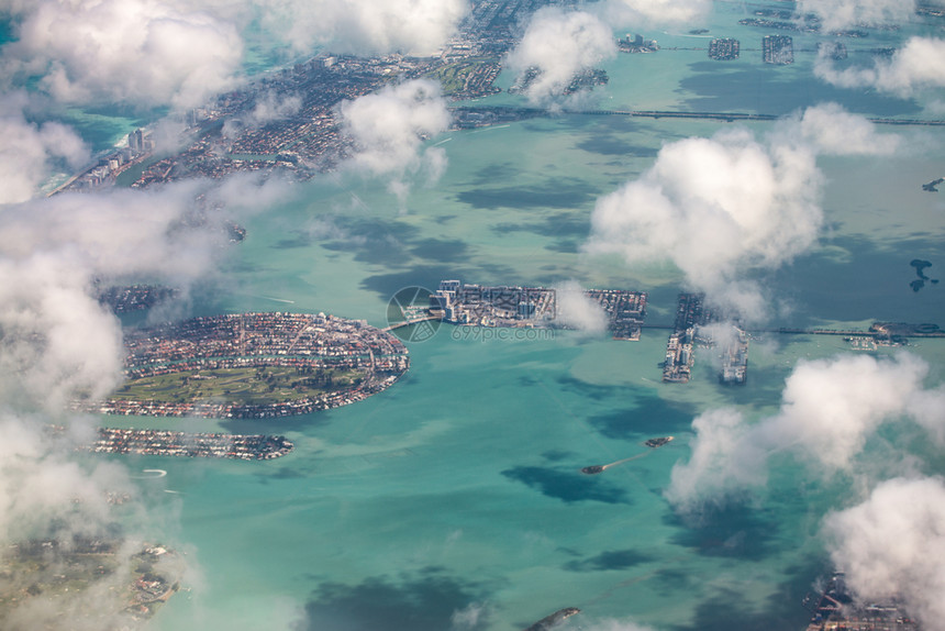 窗户美国从飞机鸟瞰迈阿密海滩岛屿从飞机窗鸟瞰迈阿密海滩岛屿洋图片