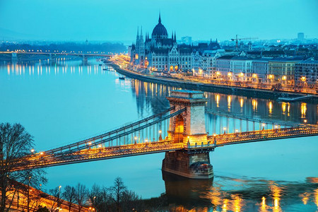 首都布达佩斯在日出时与议会大厦的概览马扎尔交通图片