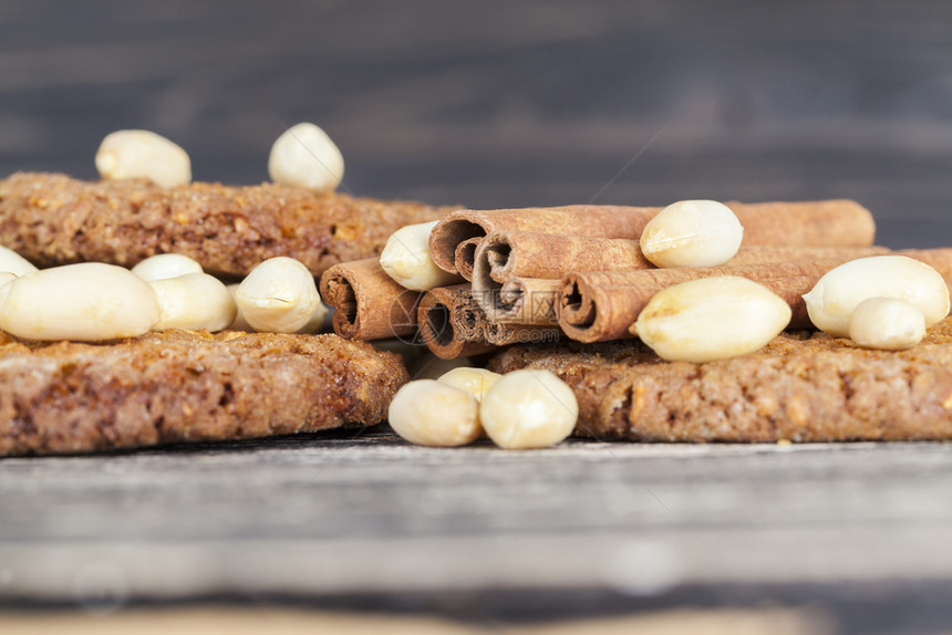 蜜糖好吃的燕麦饼干和花生在桌边烤面包旁美味的燕麦饼干片乡村图片