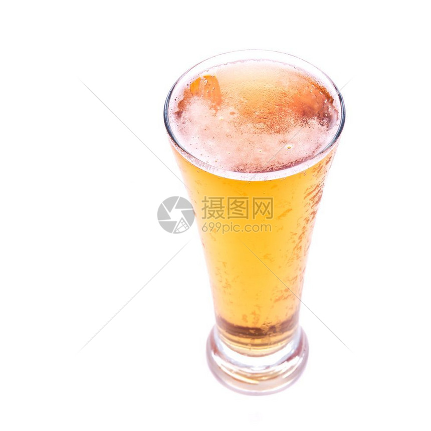 草案冷若冰霜白底面玻璃杯中新鲜的金子和美味啤酒透明图片