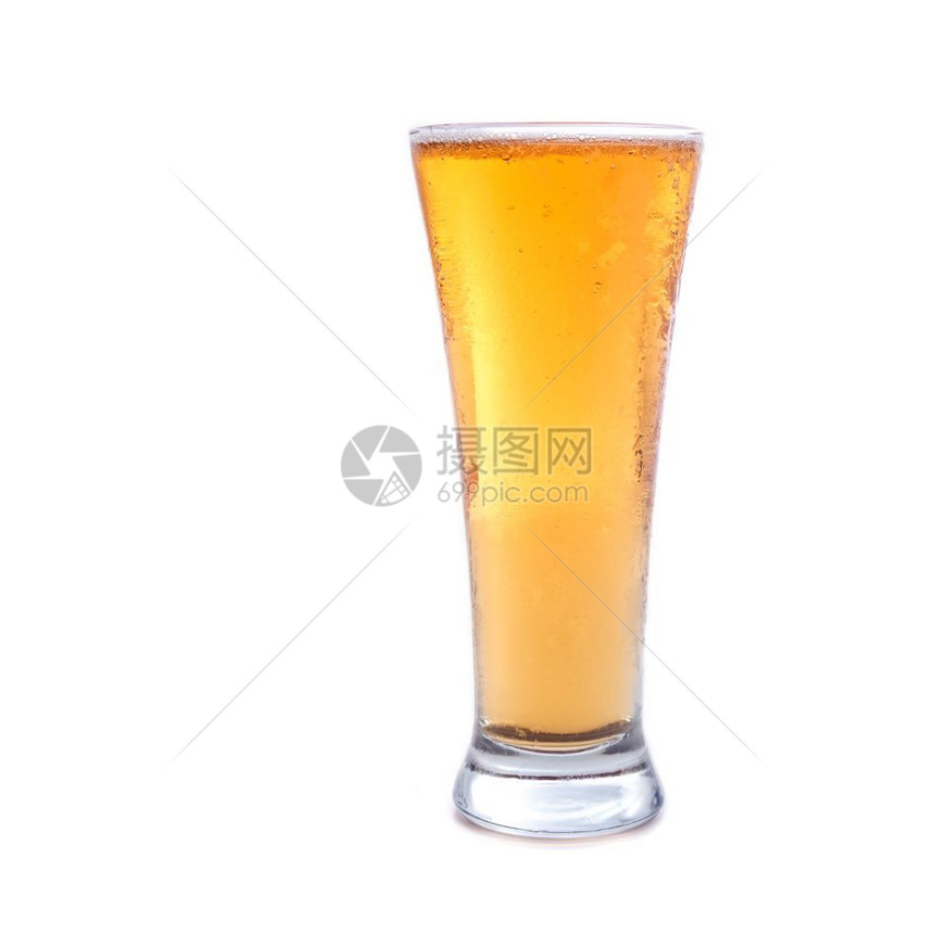 黄色的白底面玻璃杯中新鲜的金子和美味啤酒庆典目图片