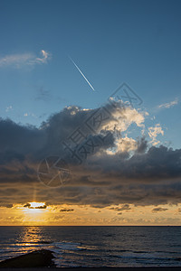 防波堤达屈海面上空的云层多黑暗图片