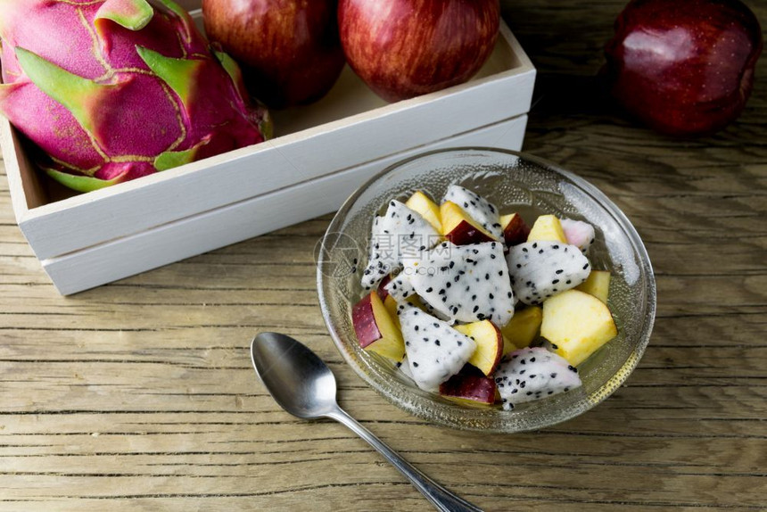 木制桌上的碗里有水果沙拉选择焦点美味的健康食图片