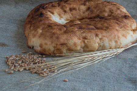 健康小麦耳朵和有谷物的皮塔面包在薄饼上玉米白色的图片