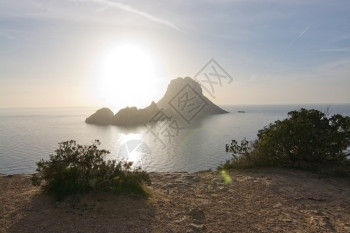 西班牙语天空巴利阿里群岛伊比萨环绕冬季太阳日落带花闪光照明弹以产生效果的西维德拉岛Ibiza伊比沙岛背景