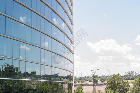 办公楼蓝色玻璃墙办公楼蓝色玻璃墙与天空反射网格摩大楼透明图片
