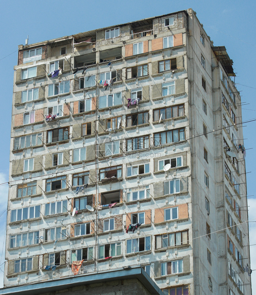 格鲁吉亚第比利斯市首都郊区公寓楼破旧不堪的公寓楼位于格鲁吉亚第比利斯撞倒建成住宅图片