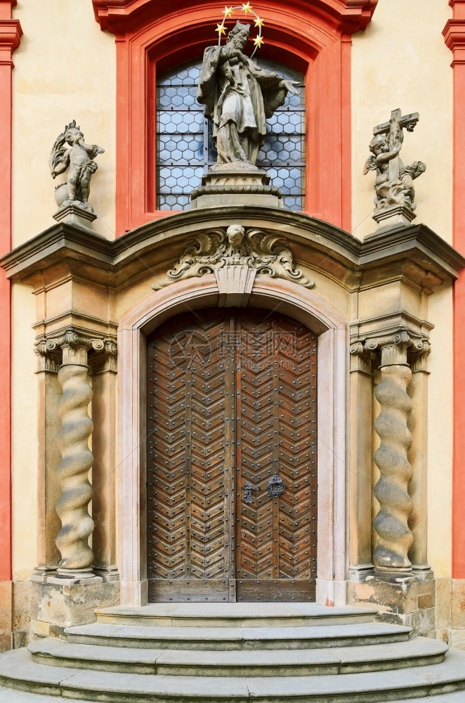 宗教的捷克布拉格圣乔治斯柯巴西利卡门地标细节图片