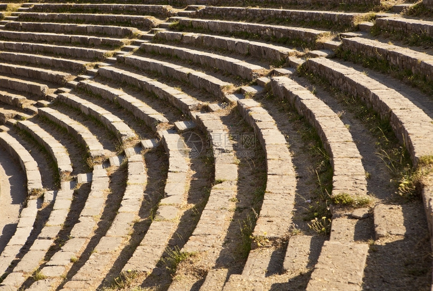 杂草一种TeatroAntico剧院的一段石头座位区古老的希腊和罗马剧院仍然用于音乐或其他表演走道图片