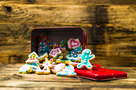 红色的木制桌上美味自圣诞饼干装饰风格快乐的图片