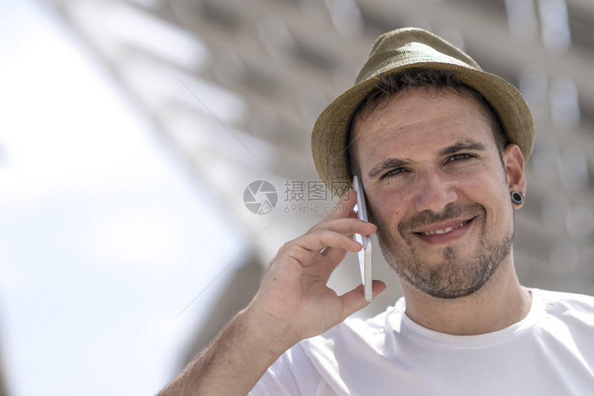 细胞带电话的男人快乐男人带电话的在户外散步城市的行图片