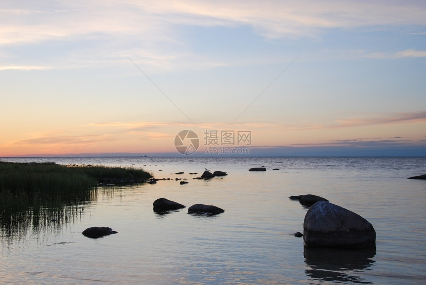 巴尔蒂克由瑞典群岛奥兰Oland的西德岛在海滨岸日落时寒冷的平静海岸风景优美夕阳西下图片