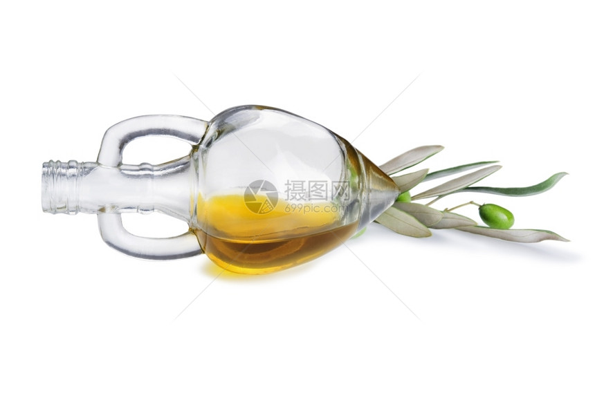 明亮的叶子瓶装橄榄油和新鲜树枝白本上孤立的橄榄成熟图片