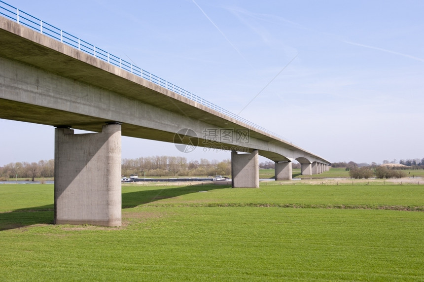 运输荷兰Zutphen市附近的IJssel河201年月7日经过荷兰Zutphen市附近建造具体的图片