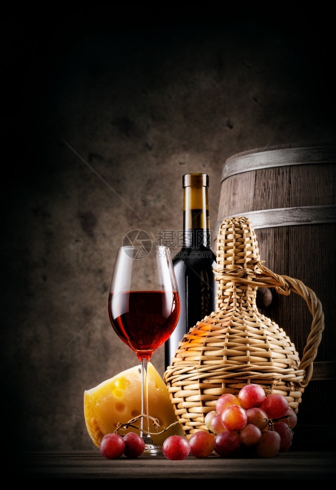 木制的自然酒精红葡萄和黄底茄子红酒葡萄和奶酪图片
