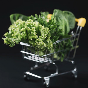 绿色蔬菜在购物车中图片