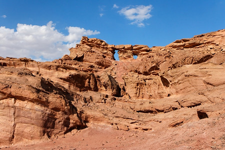 橙墙壁石化沙漠中风景优美的岩石天图片