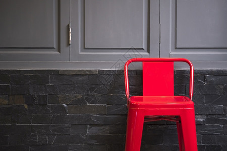 正面建筑学黑色板砖壁底上灰色木窗前的空红钢椅子店铺图片