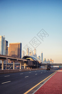 中间阿联酋迪拜MarinaJLT的摩天大楼车站捷豹路虎图片
