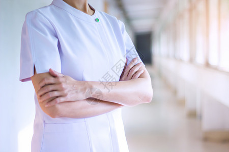 女制服士在白统一保健概念中妇女医生或护士用手穿过身的假冒女医生或护士图片