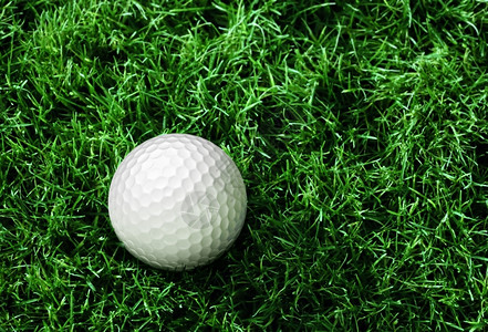 打高尔夫球外部草驾驶员面前绿色球场上的高尔夫图片