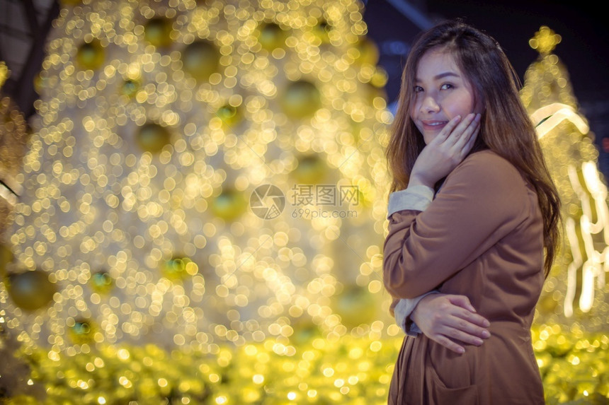 时尚在圣诞节和新年的夜间户外对亚洲妇女进行肖像棕色的成人图片
