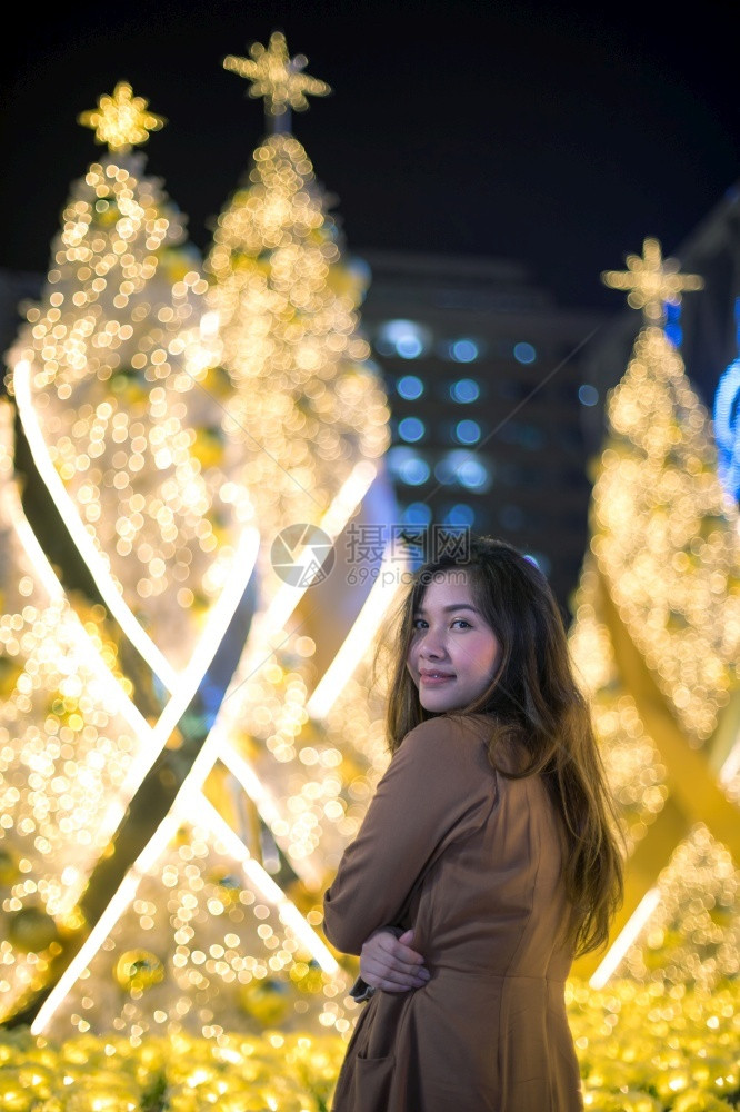 女士在圣诞节和新年的夜间户外对亚洲妇女进行肖像孩快乐的图片