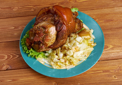 巴伐利亚烤猪肉小桶德国猪排传统的火腿叶子图片