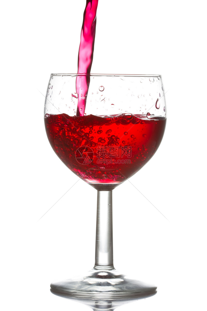 红葡萄酒倒在白底的玻璃杯中梅洛庆祝喝图片