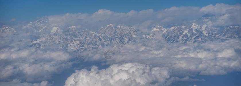 尼泊尔云中喜马拉雅山首脑顶峰跋涉图片
