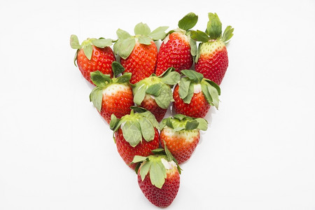 成熟果味白色背景的红草莓可口图片