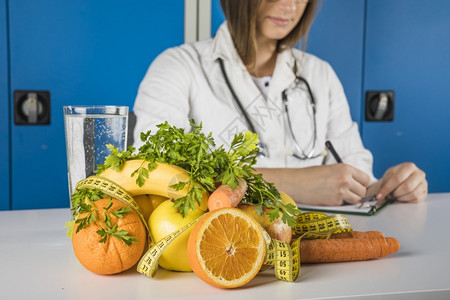 营养师新鲜水果上面有测量胶带女食人写字剪贴板机器蔬菜图片