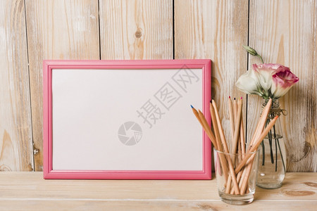 带有粉红边框彩色铅笔的白空框玻璃木桌自然建筑物维他命图片