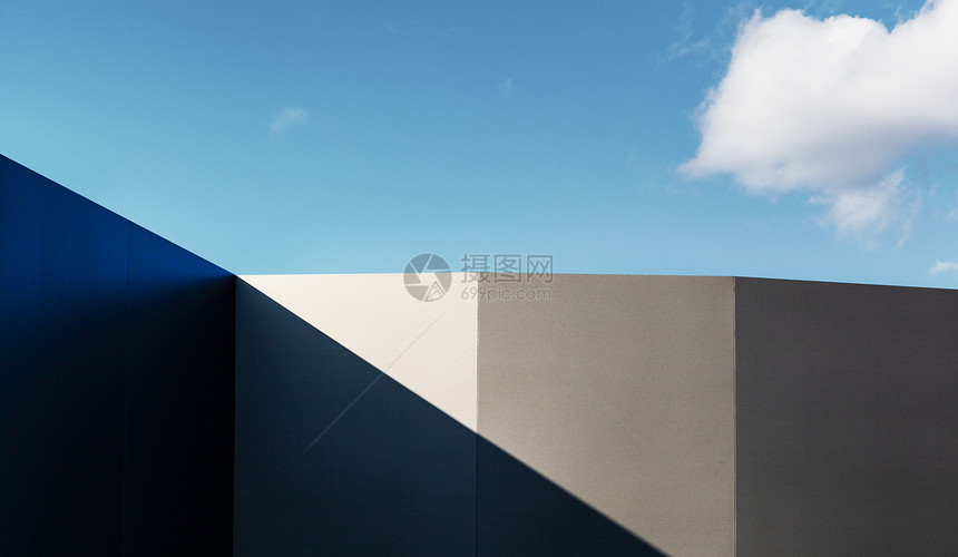 明亮的细节蓝色建筑上现代碎片对着蓝天阳光明媚的日子建筑上现代碎片图片