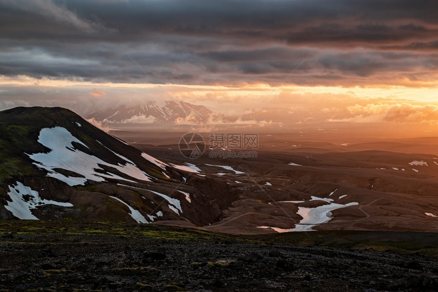 北夏天冰岛Kerlingarfjoll地热区附近的日落冰岛Kerlingarfjoll地热区附近的日落远足图片