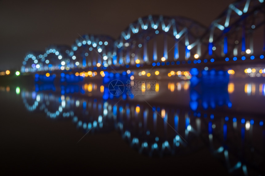 移动里加市因铁路桥灯在夜间亮起而失去焦点的模糊城市风景欧洲明亮的图片