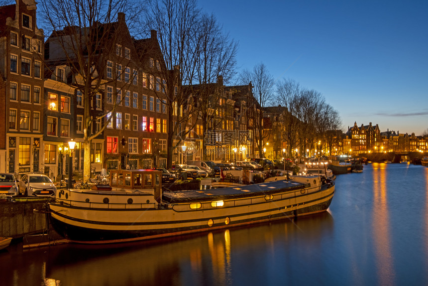 来自阿姆斯特丹的城市风景日落时在荷兰暮光之城家建造图片